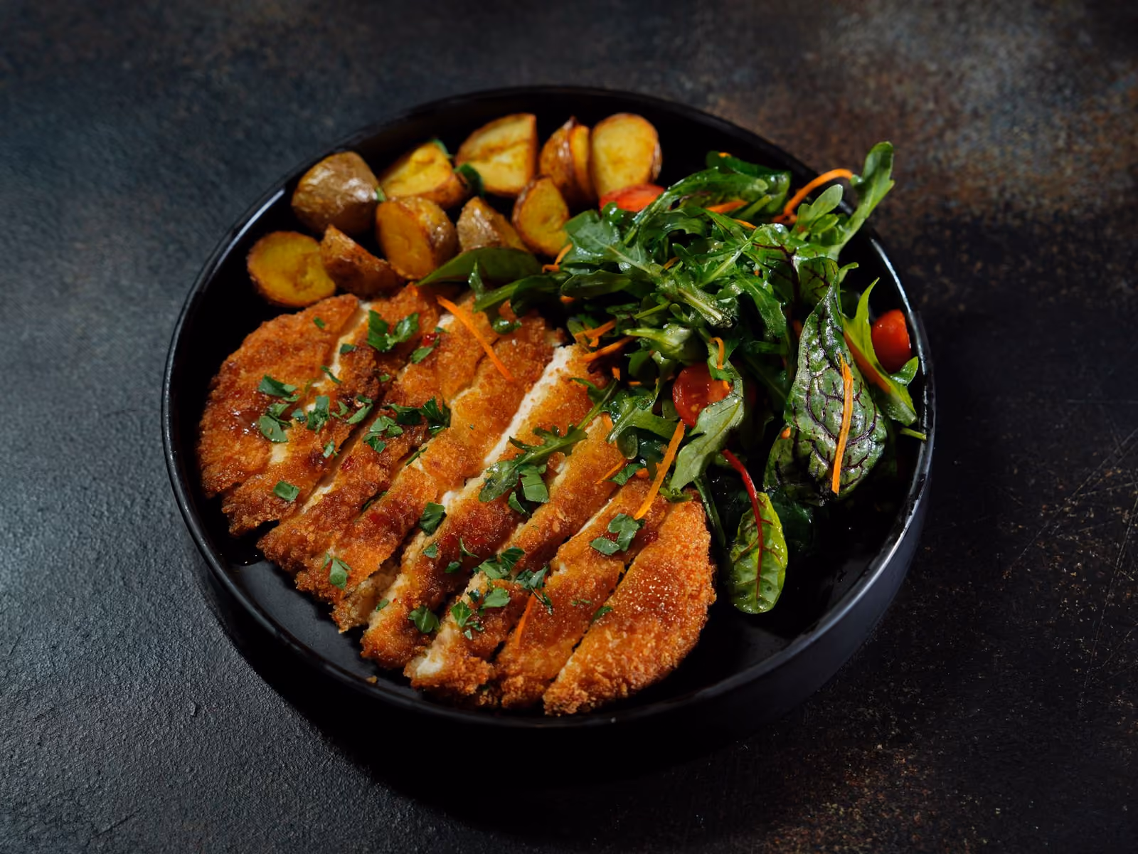 Angerichtetes Schnitzel mit Bratkartoffeln