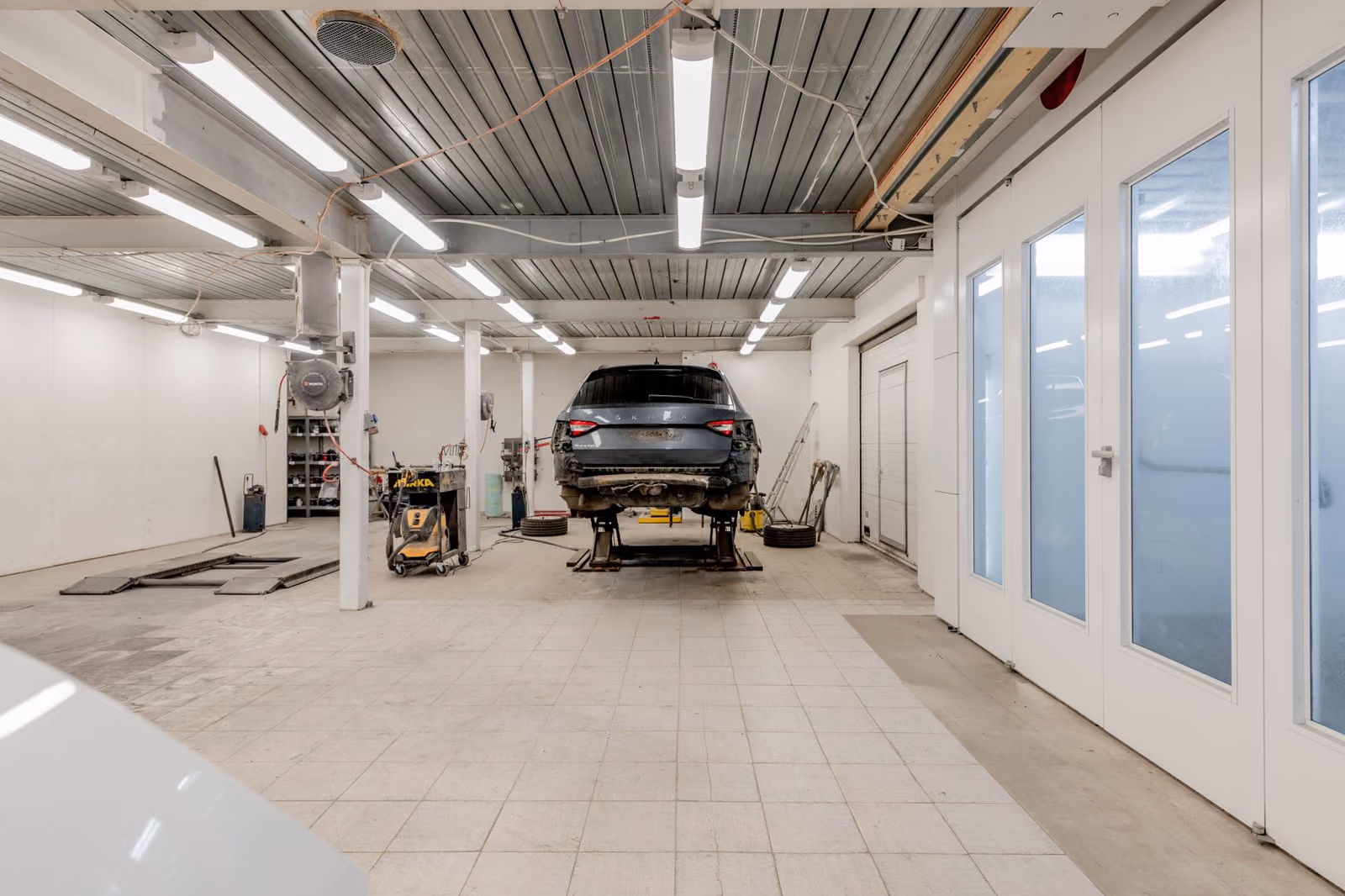 Wagen auf der Bühne, bereit zur Reparatur