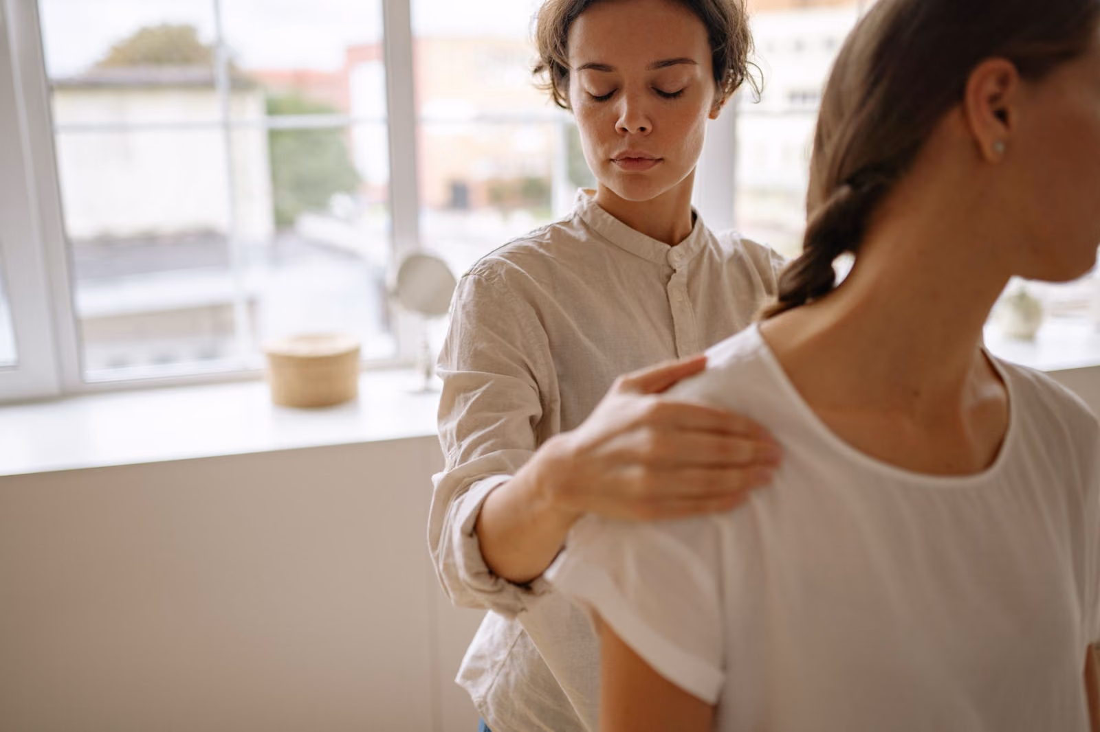 Physiotherapeutische Behandlung in einer hellen Praxis