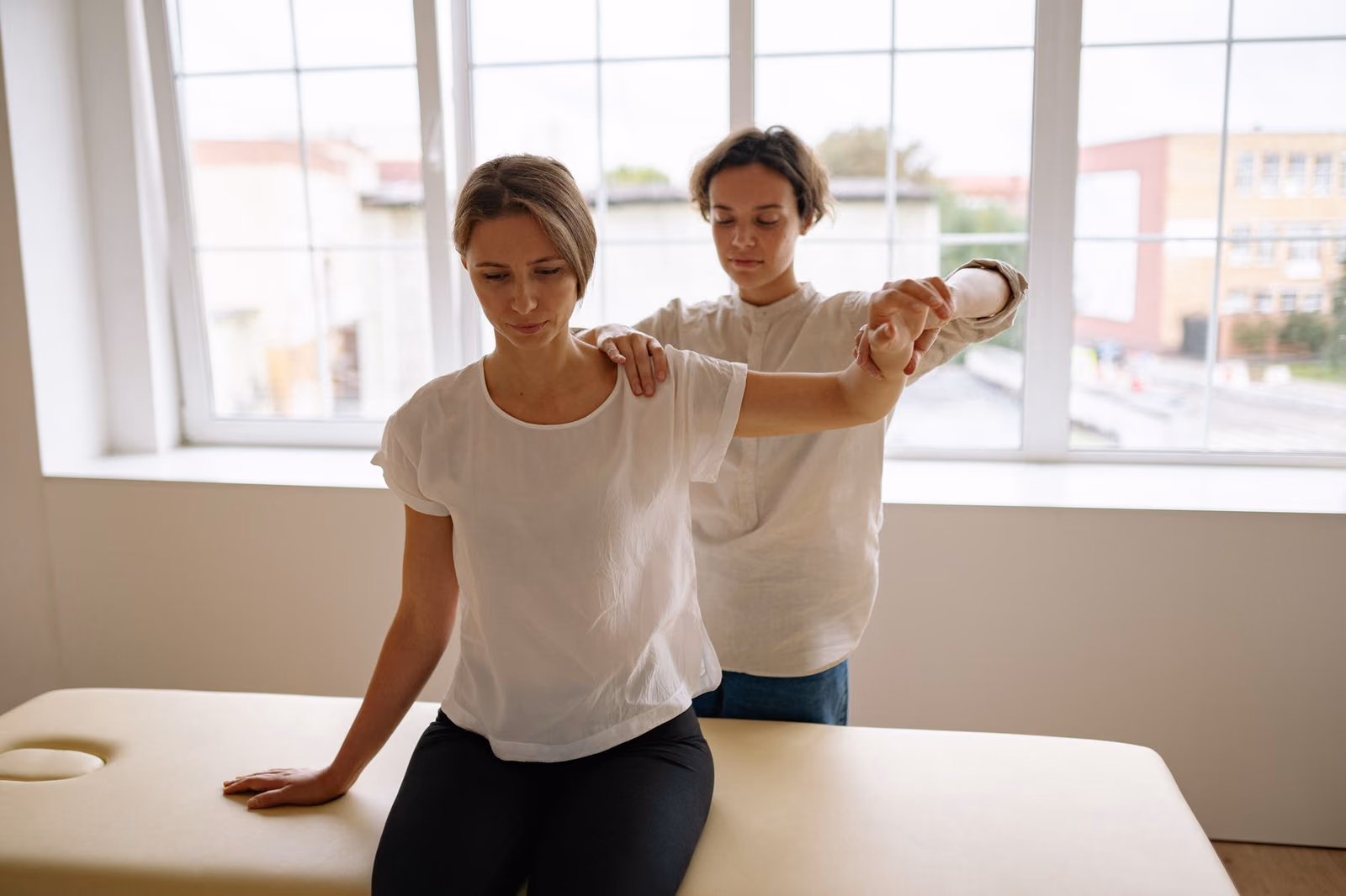 Behandlung der Schulter während einer Therapiestunde