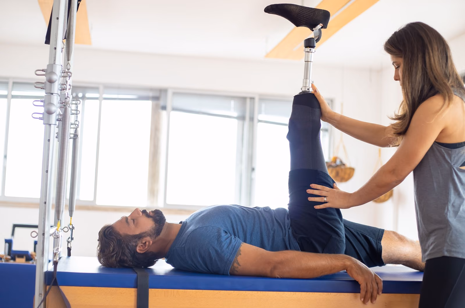 Rehabilitationsübung mit Begleitung