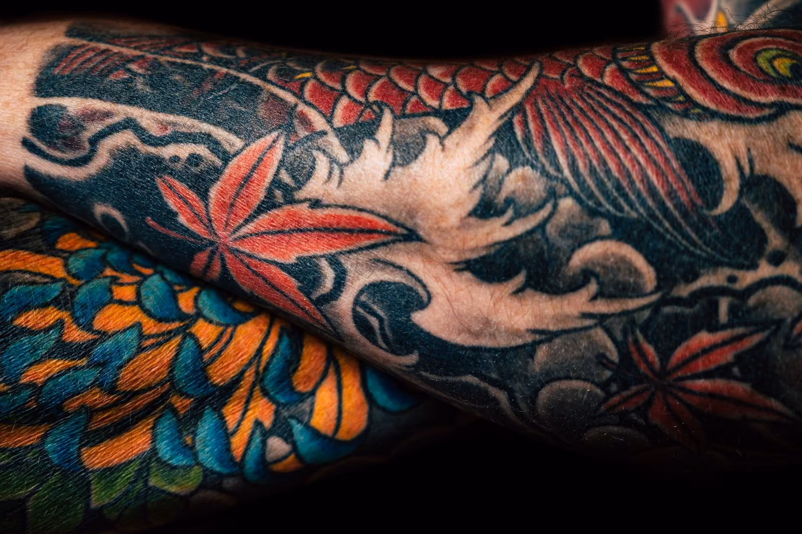 Farbiges Sleeve mit floralen Elementen
