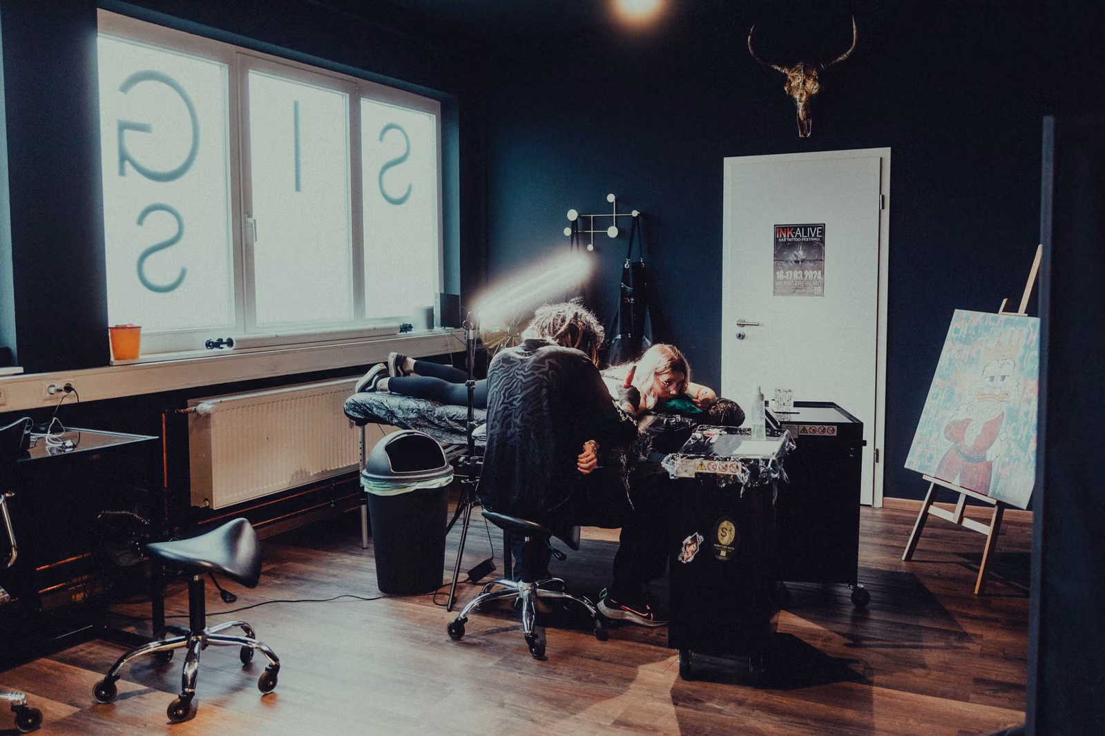 Tätowierer bei der Arbeit im Studio